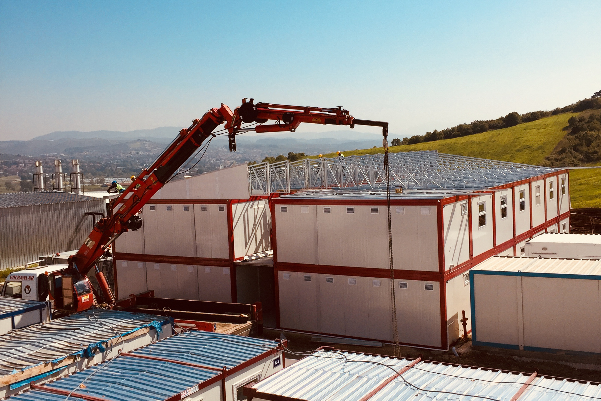 Aterko, prefabrik, konteyner, hafif çelik ve yapısal çelik ürünleri ile işin eksiksiz, sorunsuz ve tam zamanında teslim edilmesine odaklanır.