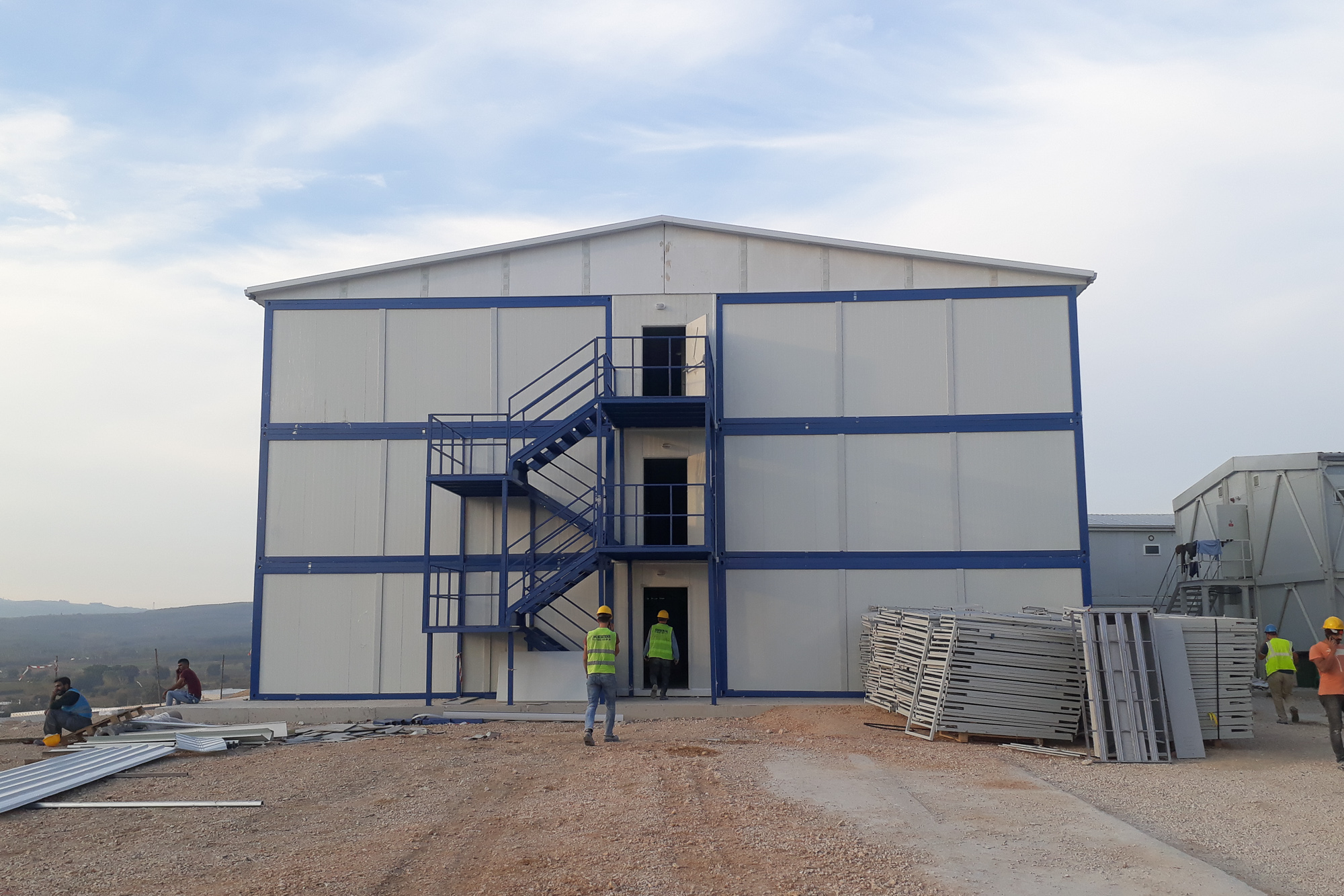 Aterko, prefabrik, konteyner, hafif çelik ve yapısal çelik ürünleri ile işin eksiksiz, sorunsuz ve tam zamanında teslim edilmesine odaklanır.